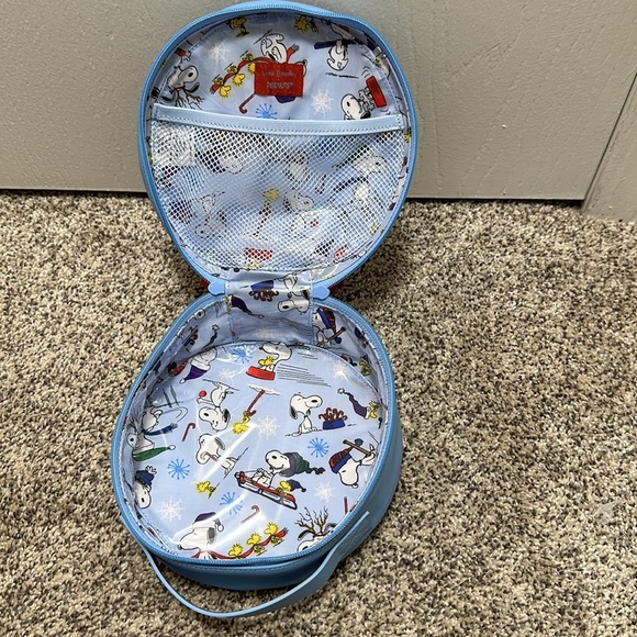 Vera Bradley Peanuts Limited Edition
Whimsy Cosmetic Bag/Case SKI SLOPE SNOOPY - Picture 3 of 3